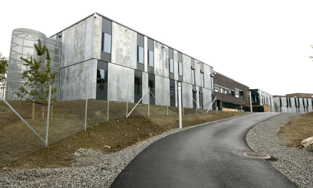 Mann (24) kastet kokende vann i ansiktet på medinnsatt